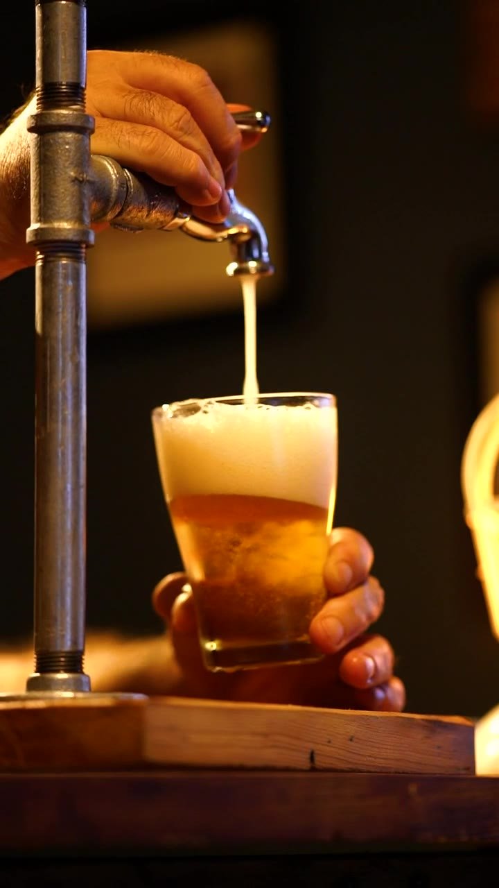 Une bière blonde tirée à la pression, au comptoir.