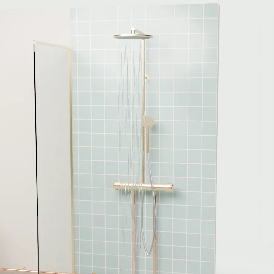 Colonne de douche thermostatique en laiton sur un mur de zellige vert d'eau, l'eau coule